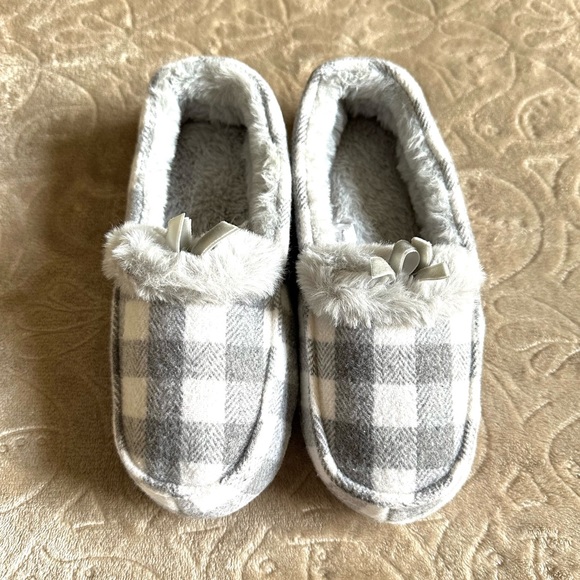 COZY SLIPPERS- WHITE AND GRAY - SIZE 7/8 - Picture 3 of 5